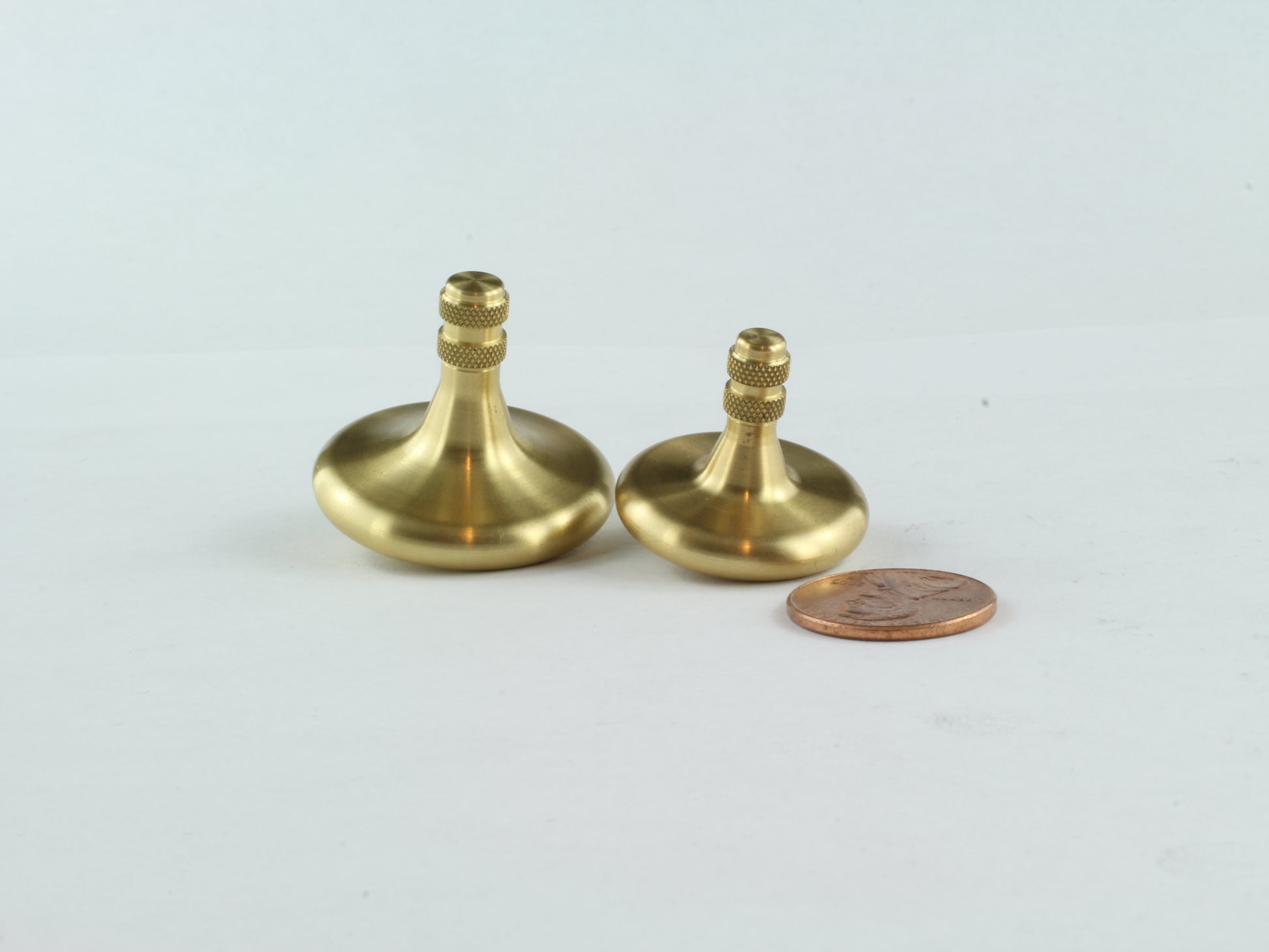 Set of Brass Spinning tops with Jatoba wood stand (Focus 125 and Focus 10)
