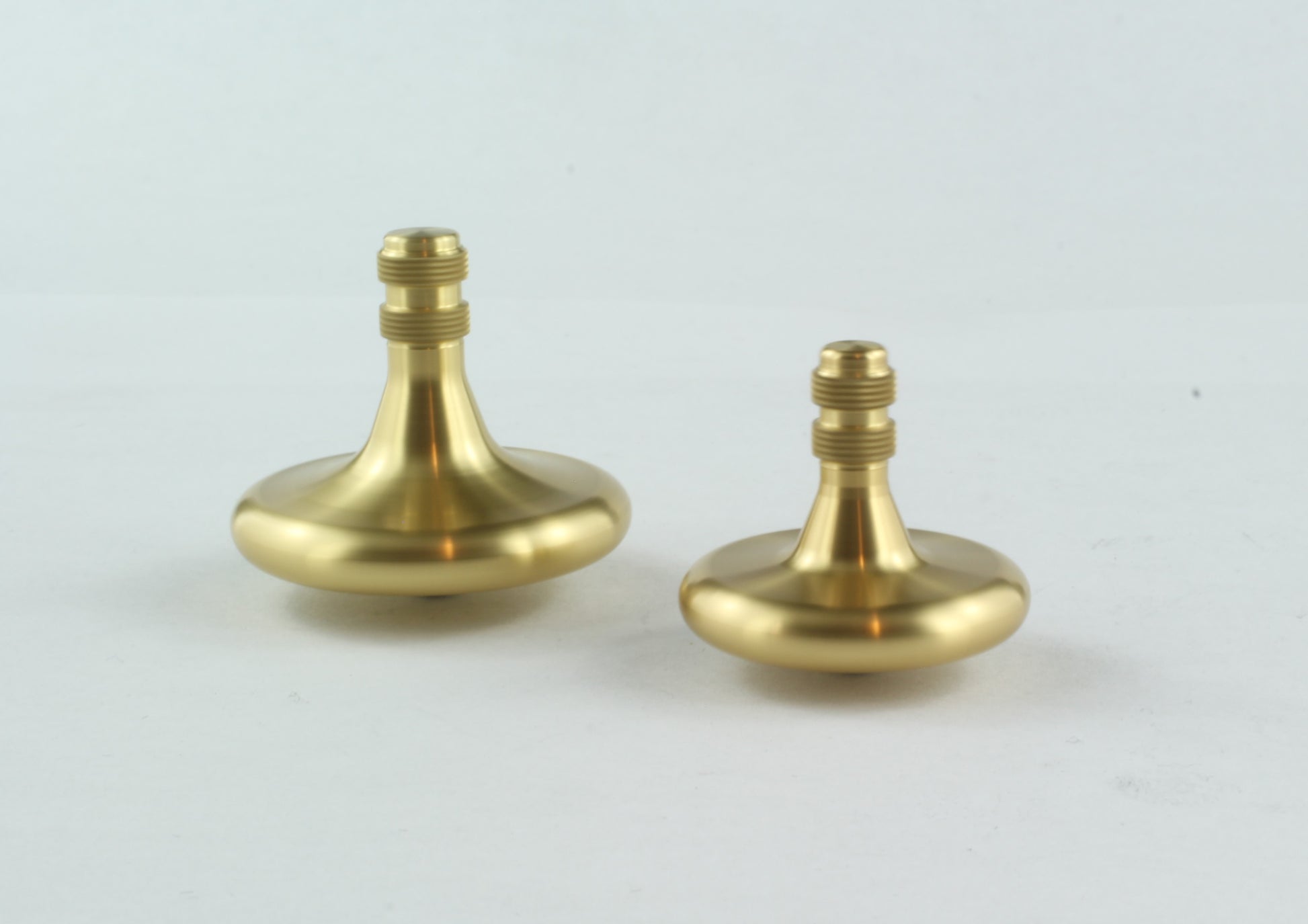 Set of Brass Spinning tops with Jatoba wood stand (Focus 125 and Focus 10)